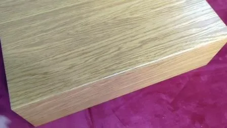 Rivestimento per pareti esterne in materiale composito di alluminio realizzato in alluminio e plastica